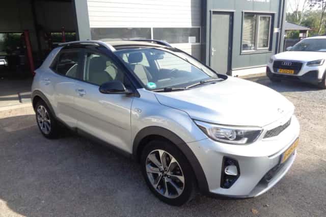 Kia Stonic (2020) thumbnail 3