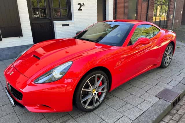 Ferrari California (2010) thumbnail 2