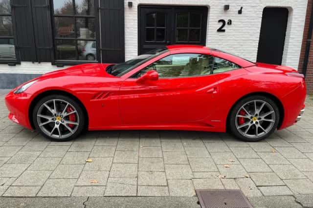 Ferrari California (2010) thumbnail 4