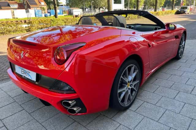 Ferrari California (2010) thumbnail 5