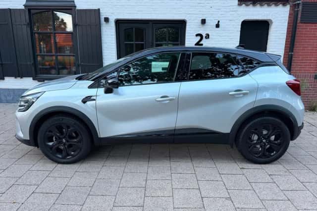 Renault Captur (2023) thumbnail 2