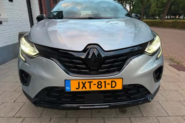 Renault Captur (2023) thumbnail 3