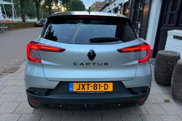 Renault Captur (2023) thumbnail 5