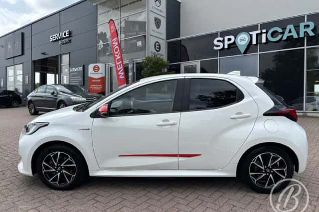 Toyota Yaris (2021) thumbnail 2
