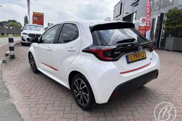 Toyota Yaris (2021) thumbnail 3