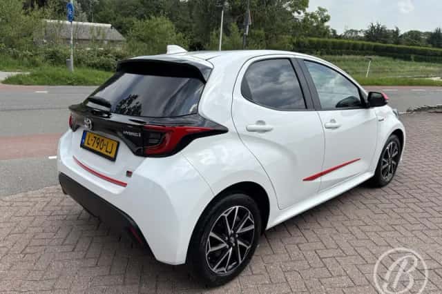 Toyota Yaris (2021) thumbnail 4