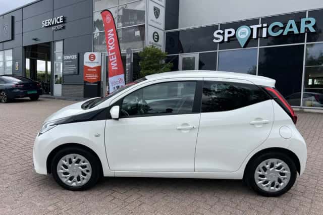Toyota Aygo (2021) thumbnail 2