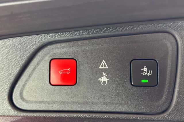 Peugeot 3008 (2016) thumbnail 6