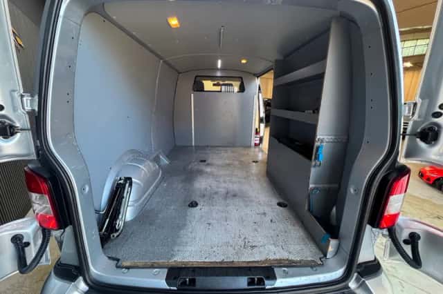 Volkswagen Transporter (2015) thumbnail 3