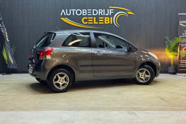 Toyota Yaris (2009) thumbnail 3