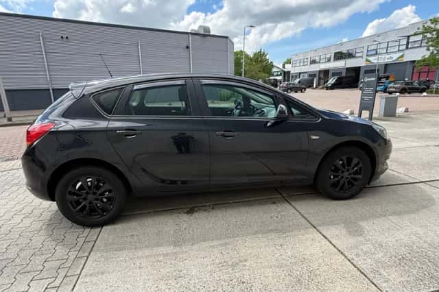 Opel Astra (2015) thumbnail 3