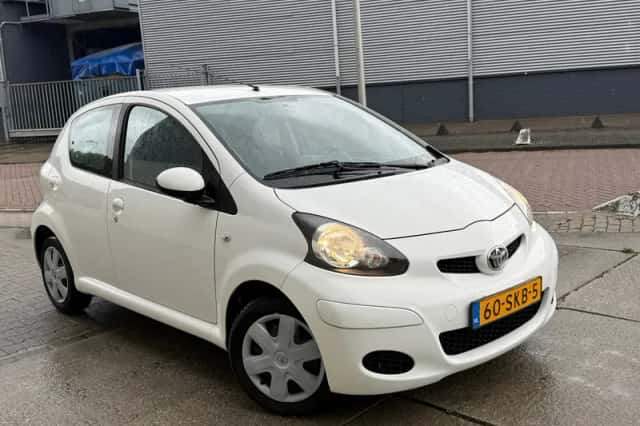 Toyota Aygo (2011) thumbnail 1