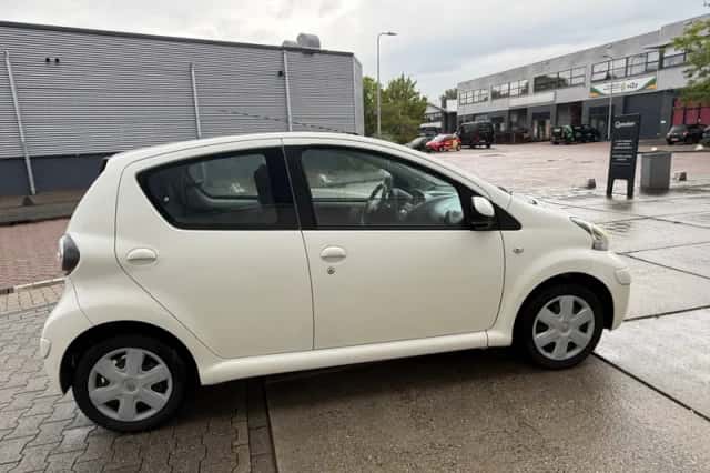 Toyota Aygo (2011) thumbnail 2
