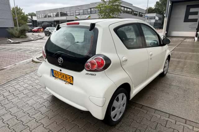 Toyota Aygo (2011) thumbnail 3