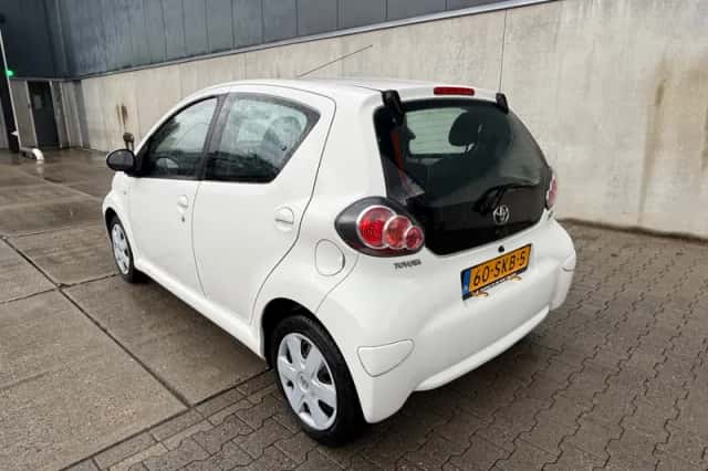 Toyota Aygo (2011) thumbnail 5