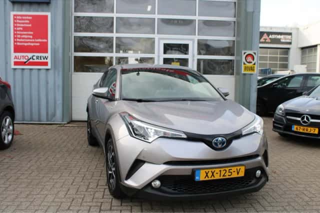 Toyota C-HR (2019) thumbnail 3