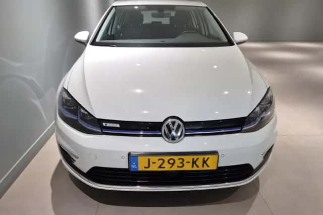 Volkswagen e-Golf (2020) thumbnail 3