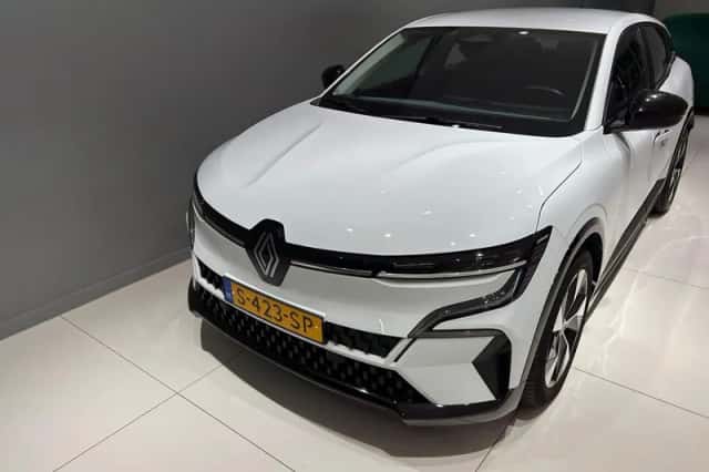 Renault Mégane E-Tech (2023) thumbnail 2