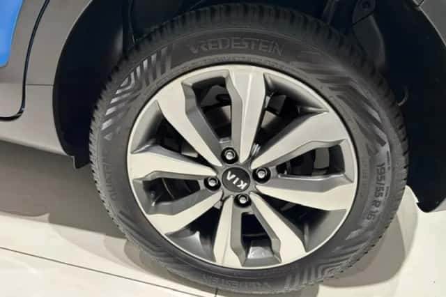Kia Stonic (2021) thumbnail 1