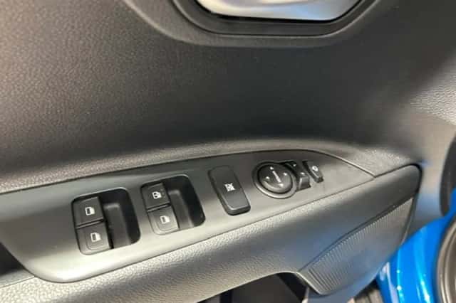 Kia Stonic (2021) thumbnail 4