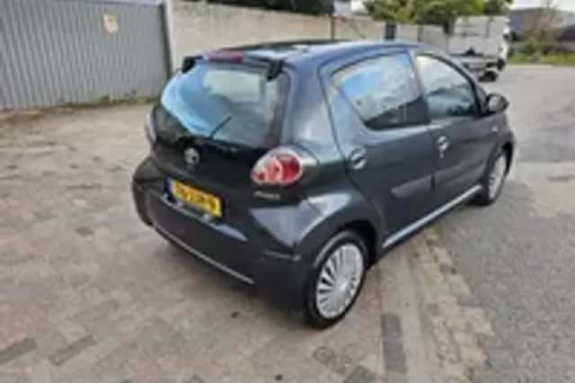 Toyota Aygo (2009) thumbnail 2