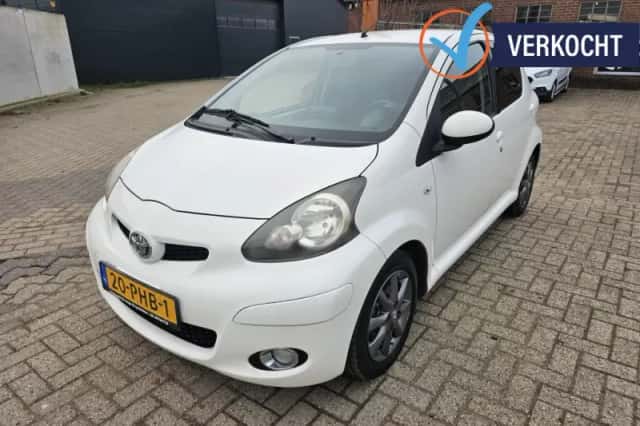 Toyota Aygo (2011) thumbnail 1