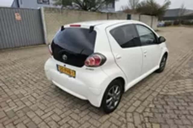 Toyota Aygo (2011) thumbnail 2