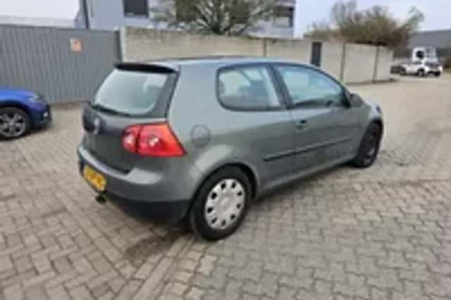 Volkswagen Golf (2004) thumbnail 2
