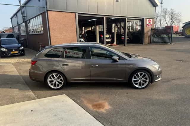 SEAT Leon (2015) thumbnail 4