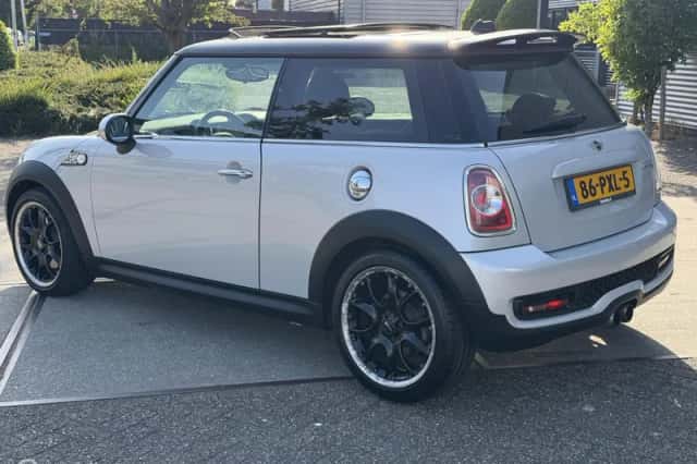 MINI Cooper S (2011) thumbnail 3