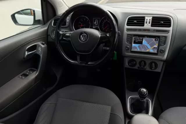 Volkswagen Polo (2017) thumbnail 2