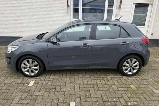 Kia Rio (2022) thumbnail 3