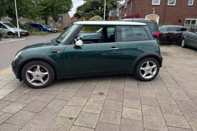 MINI Cooper (2004) thumbnail 3