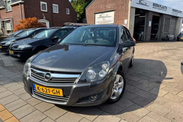 Opel Astra (2009) thumbnail 1