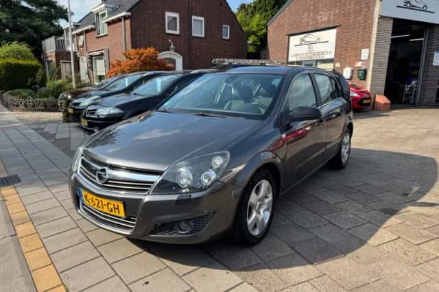 Opel Astra (2009) thumbnail 2