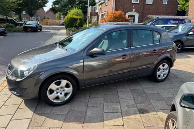 Opel Astra (2009) thumbnail 3