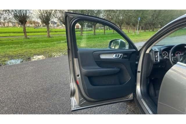 Volvo XC40 (2019) thumbnail 3