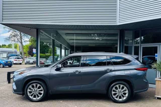 Toyota Highlander (2021) thumbnail 2