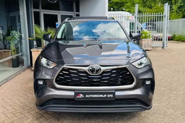 Toyota Highlander (2021) thumbnail 3