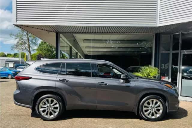 Toyota Highlander (2021) thumbnail 6