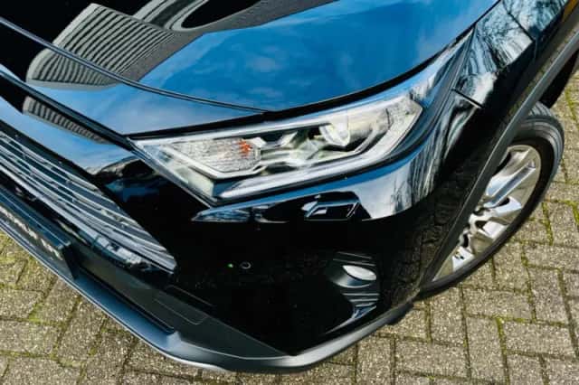 Toyota RAV4 (2021) thumbnail 2