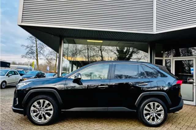 Toyota RAV4 (2021) thumbnail 3