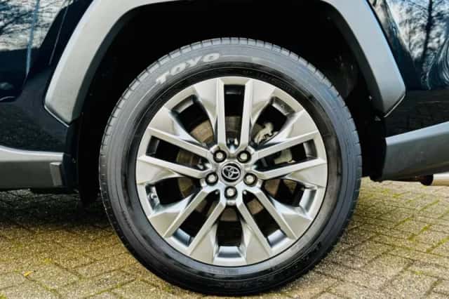 Toyota RAV4 (2021) thumbnail 6
