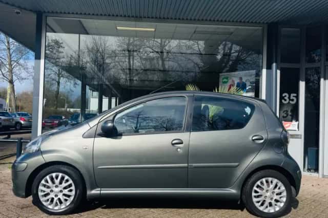 Toyota Aygo (2010) thumbnail 2