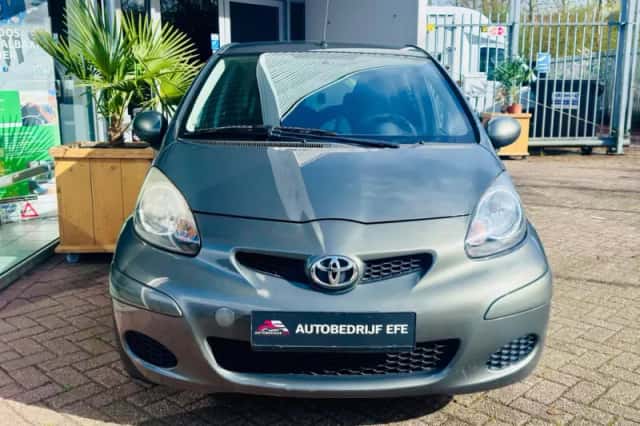 Toyota Aygo (2010) thumbnail 3
