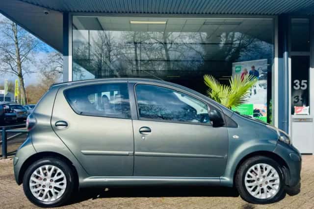 Toyota Aygo (2010) thumbnail 4