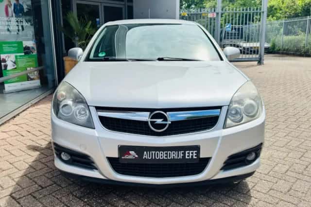 Opel Vectra (2005) thumbnail 3