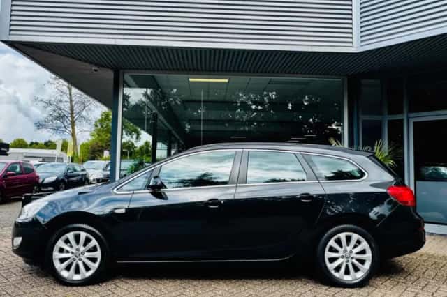 Opel Astra (2012) thumbnail 2