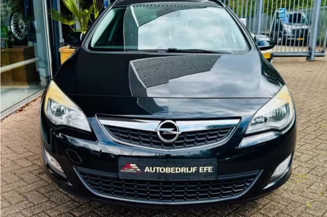 Opel Astra (2012) thumbnail 3