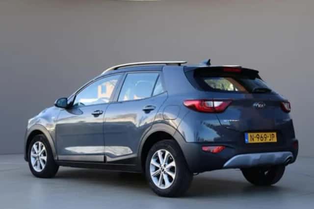 Kia Stonic (2021) thumbnail 3